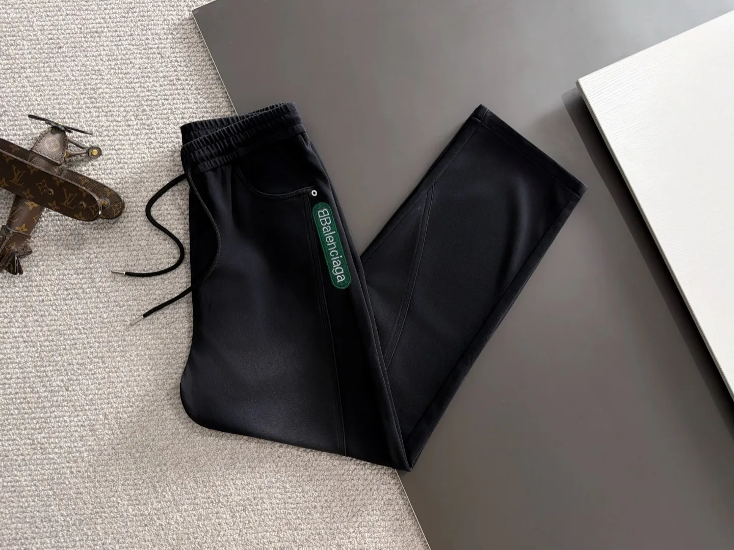 The next day shipped P195 Balenciaga 2026 summer New Arrival elastic casual pants, counter custom fabric Breathable high comfort, impeccable details, brand elements design concept, reflecting high quality. The hand feels delicate and soft! Casual cuts and awesome upper body! Sizes: S-3XL